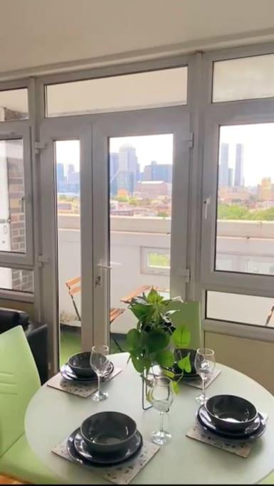 -2 Bedroom - Breathtaking Views Skyline Canary Warf Apartment *